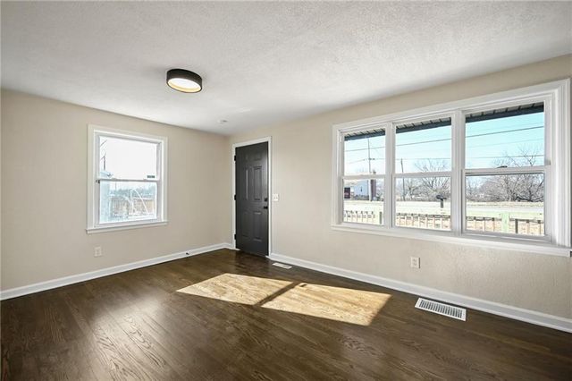 5611 N Walnut Street, Gladstone, MO 64118