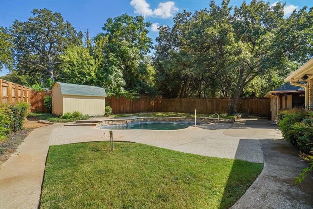 802 Chipwood Court, Euless, TX 76039