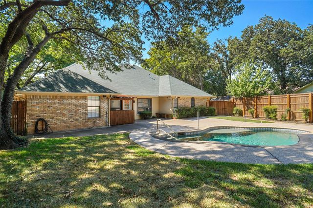802 Chipwood Court, Euless, TX 76039