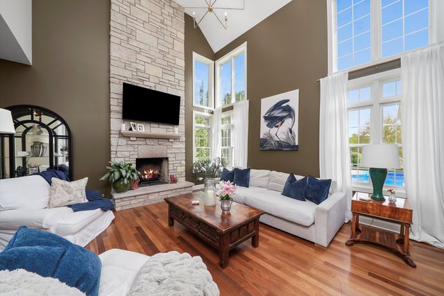 35080 N Oak Knoll Circle, Gurnee, IL 60031