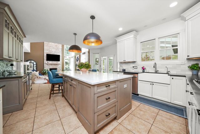 35080 N Oak Knoll Circle, Gurnee, IL 60031