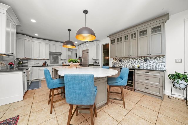 35080 N Oak Knoll Circle, Gurnee, IL 60031