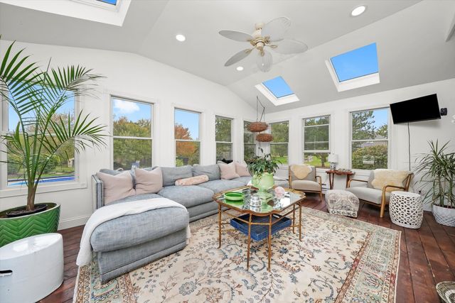 35080 N Oak Knoll Circle, Gurnee, IL 60031