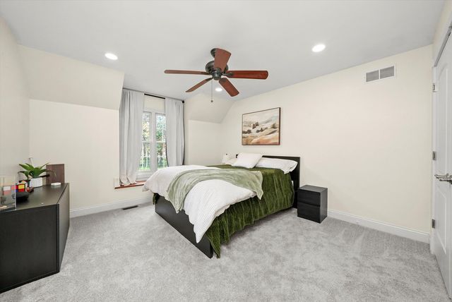 35080 N Oak Knoll Circle, Gurnee, IL 60031