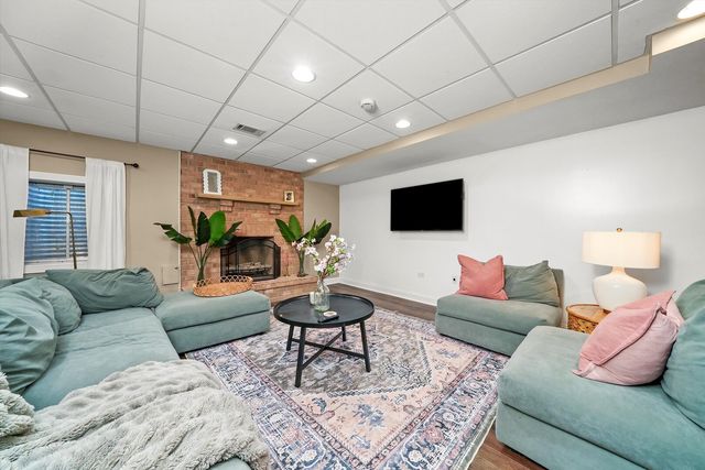 35080 N Oak Knoll Circle, Gurnee, IL 60031