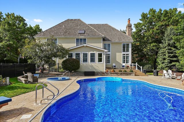 35080 N Oak Knoll Circle, Gurnee, IL 60031