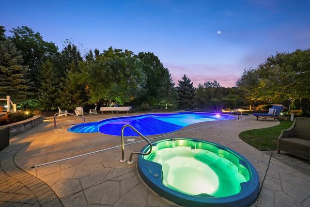 35080 N Oak Knoll Circle, Gurnee, IL 60031