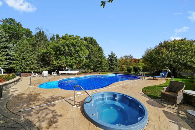 35080 N Oak Knoll Circle, Gurnee, IL 60031