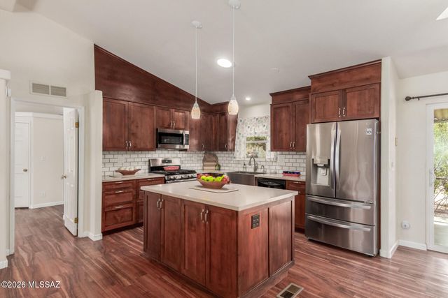 6505 N Pelto Path, Tucson, AZ 85743