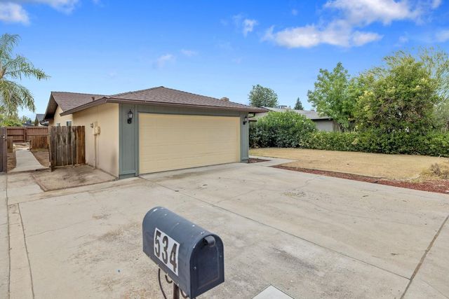 534 W Swift Avenue, Clovis, CA 93612