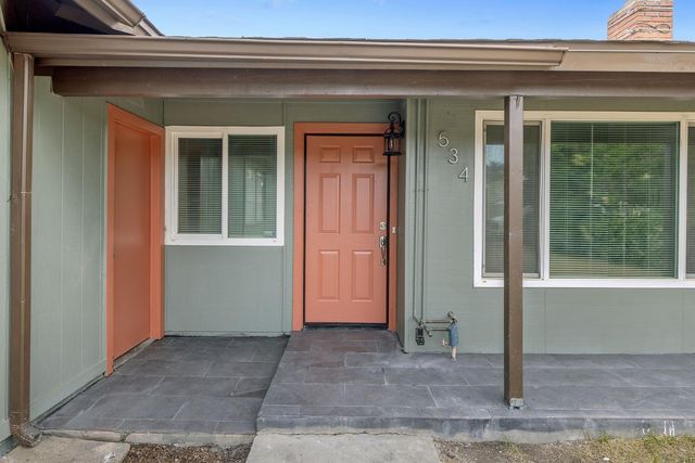 534 W Swift Avenue, Clovis, CA 93612