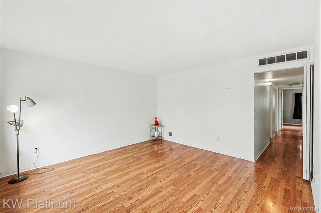1218 E Milton Avenue, Hazel Park, MI 48030