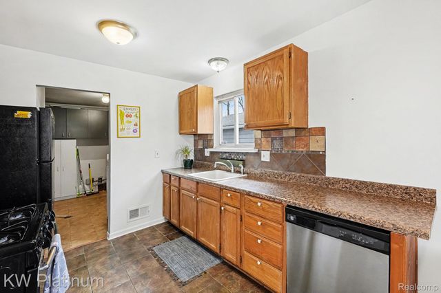1218 E Milton Avenue, Hazel Park, MI 48030