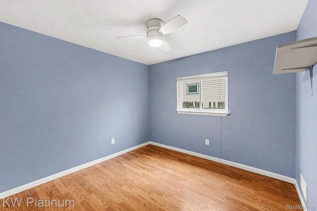 1218 E Milton Avenue, Hazel Park, MI 48030