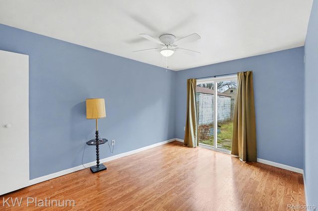 1218 E Milton Avenue, Hazel Park, MI 48030