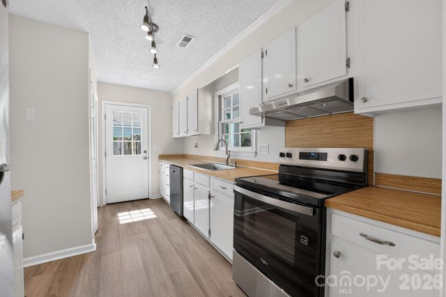 7812 Surreywood Place, Charlotte, NC 28270