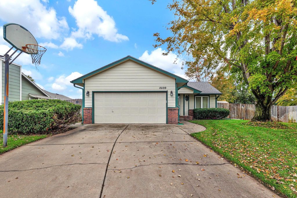 10109 W Sterling Ct, Wichita, KS 67205