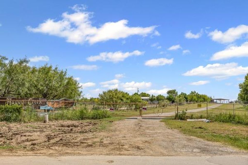 000 St Johns RD, Dale, TX 78616