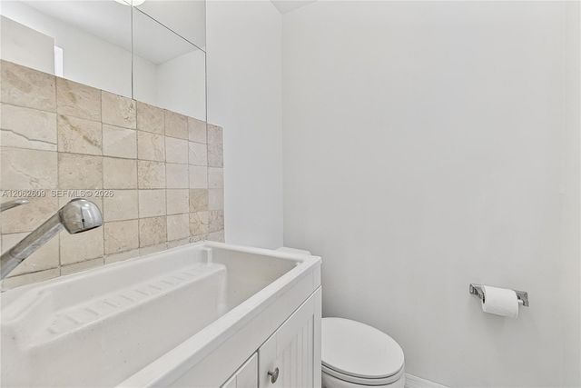 950 NE 40th Court, Oakland Park, FL 33334