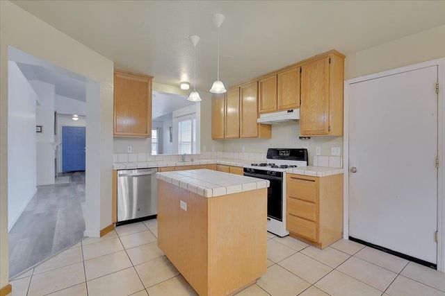 1753 River Run Dr, Linda, CA 95901