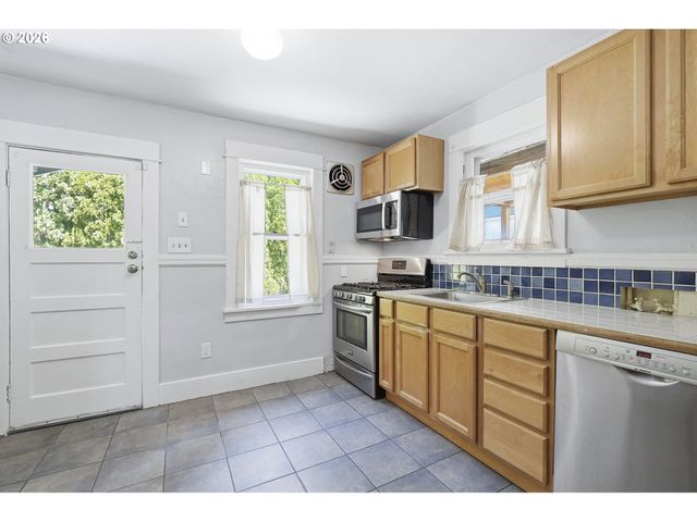 7464 Sw 53RD Ave, Portland, OR 97219