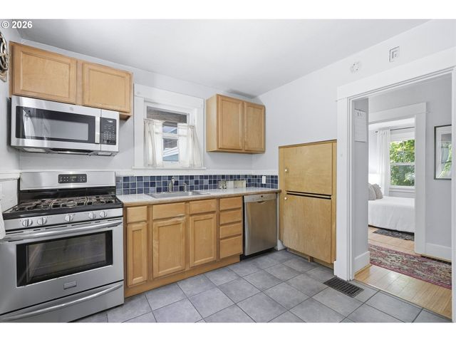 7464 Sw 53RD Ave, Portland, OR 97219