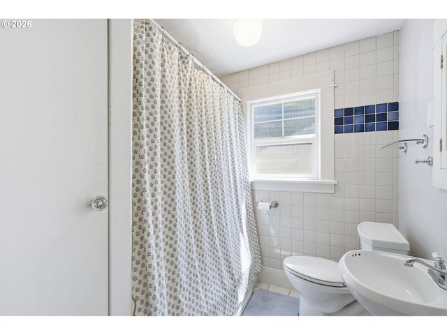 7464 Sw 53RD Ave, Portland, OR 97219