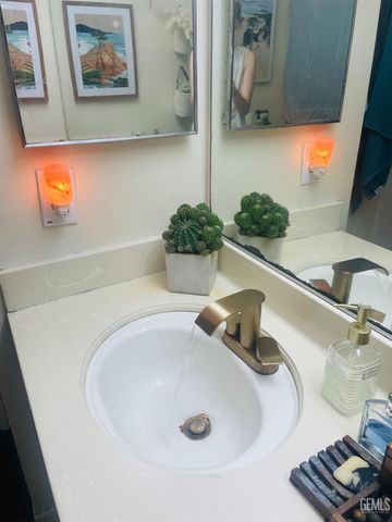 8221 Langdon 204, Van Nuys, CA 91406