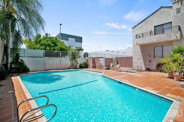 8221 Langdon 204, Van Nuys, CA 91406