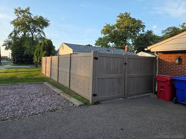 16816 Hans Court, Fraser, MI 48026