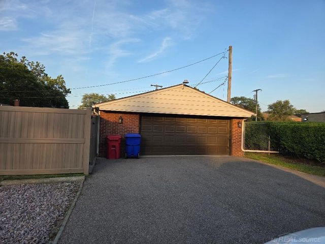 16816 Hans Court, Fraser, MI 48026