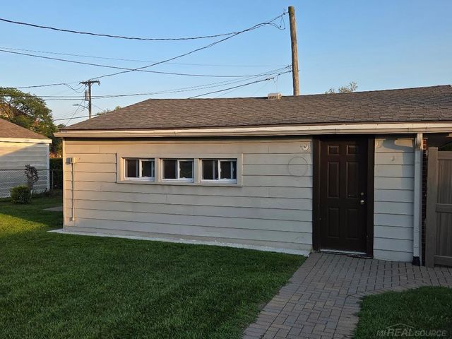 16816 Hans Court, Fraser, MI 48026