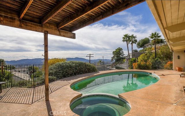 1300 Paseo Redondo, Burbank, CA 91501