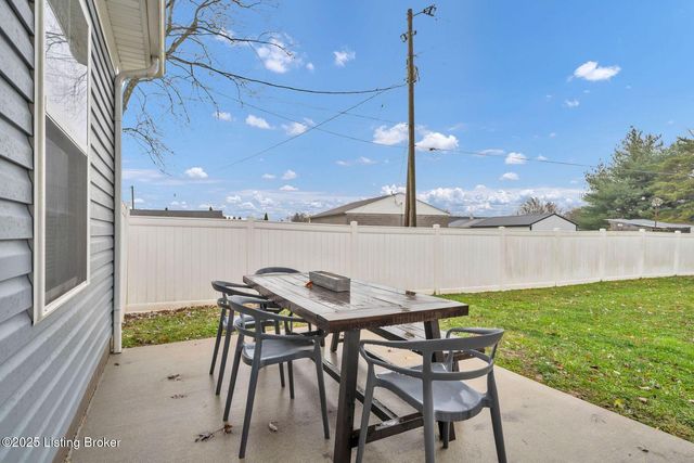 200 Stringer Ln, Mt Washington, KY 40047