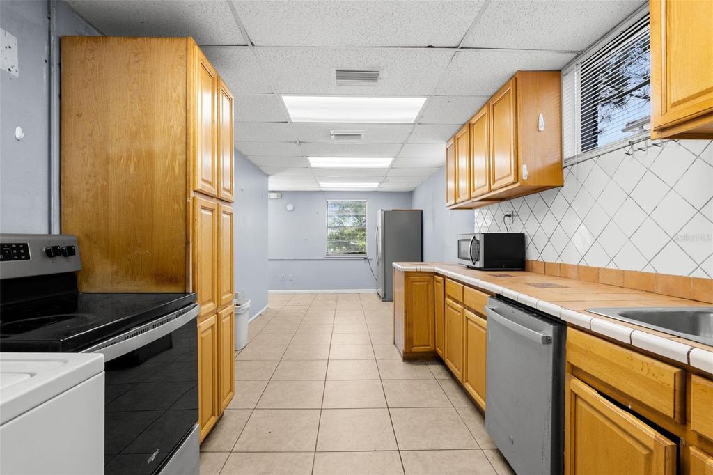 Image 12 of property listing at 110 N LINCOLN AVENUE, Tampa, FL 33609