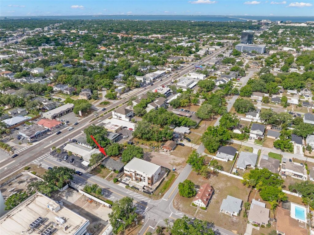 Image 21 of property listing at 110 N LINCOLN AVENUE, Tampa, FL 33609