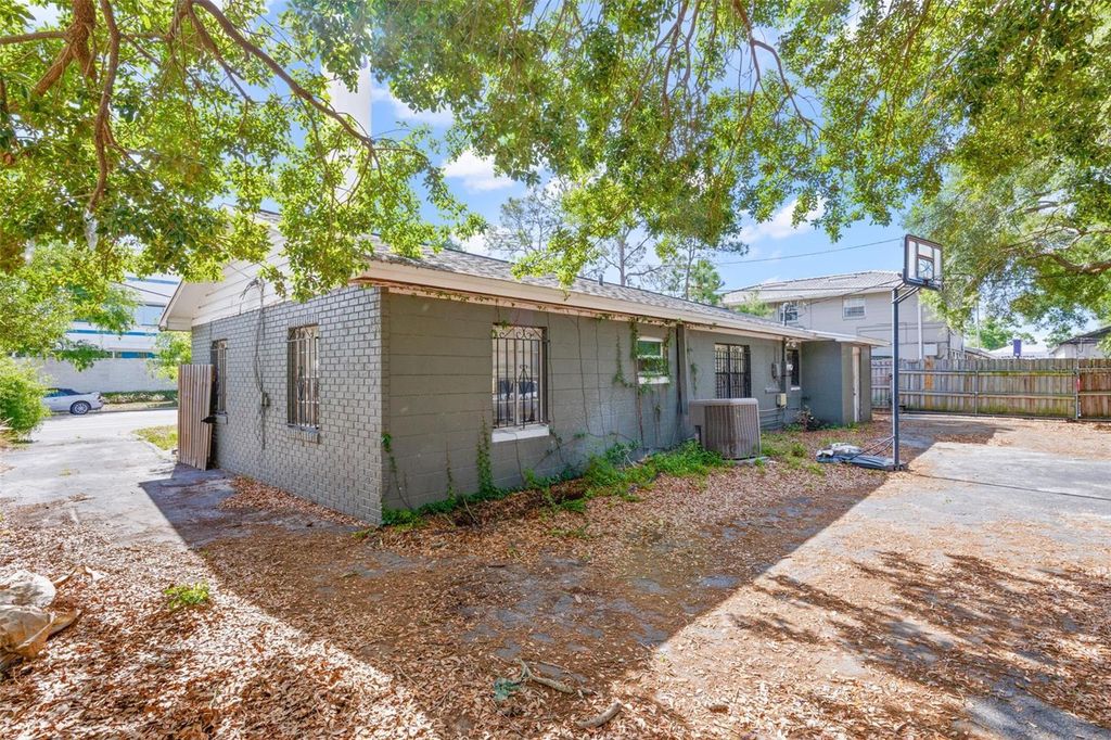 Image 27 of property listing at 110 N LINCOLN AVENUE, Tampa, FL 33609