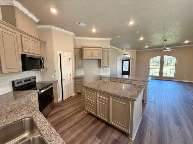 1039 S Anderson Street, Angleton, TX 77515