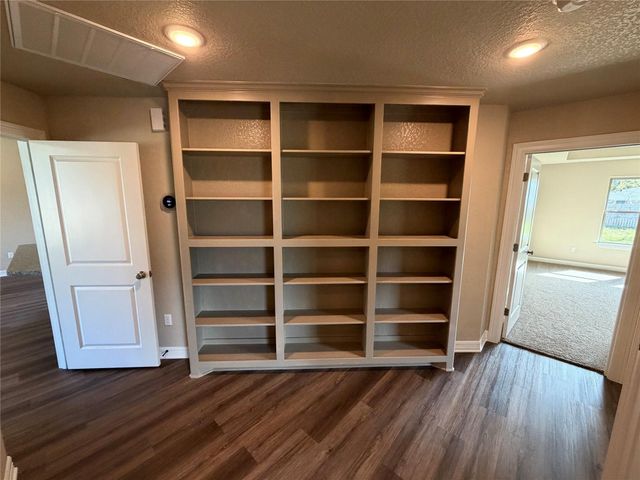 1039 S Anderson Street, Angleton, TX 77515