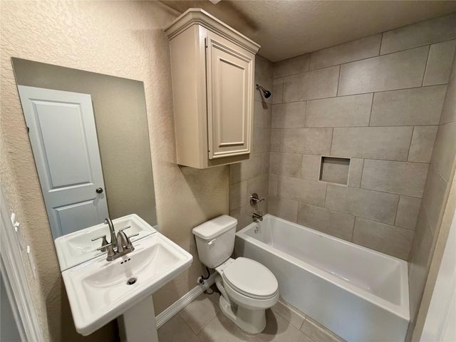 1039 S Anderson Street, Angleton, TX 77515