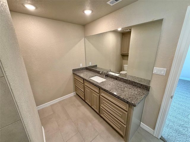 1039 S Anderson Street, Angleton, TX 77515