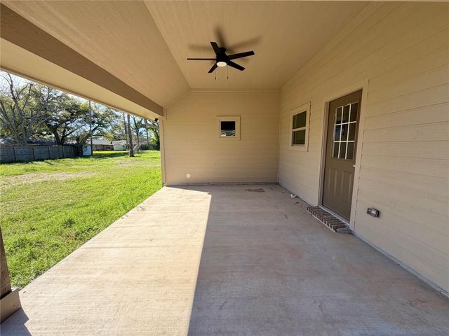 1039 S Anderson Street, Angleton, TX 77515