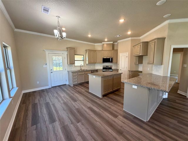 1039 S Anderson Street, Angleton, TX 77515