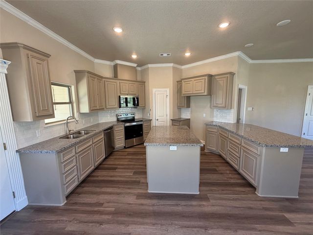 1039 S Anderson Street, Angleton, TX 77515