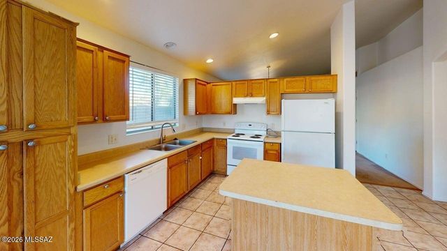 932 W Brave River Place, Tucson, AZ 85704
