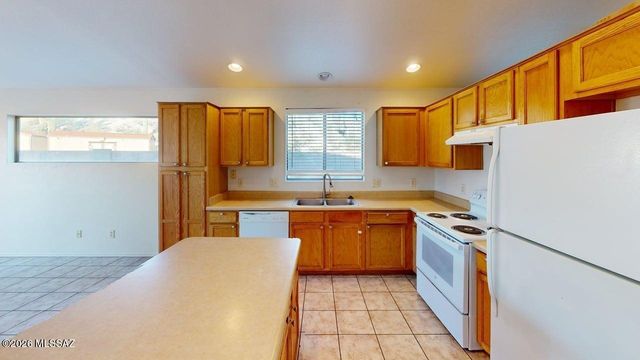 932 W Brave River Place, Tucson, AZ 85704