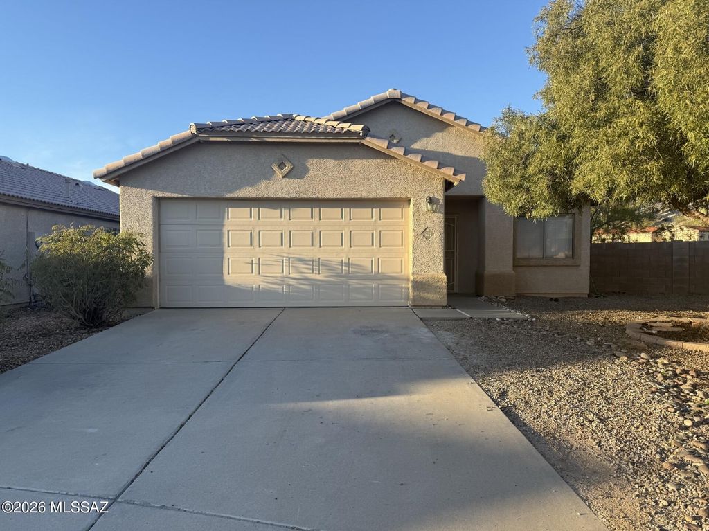 932 W Brave River Place, Tucson, AZ 85704