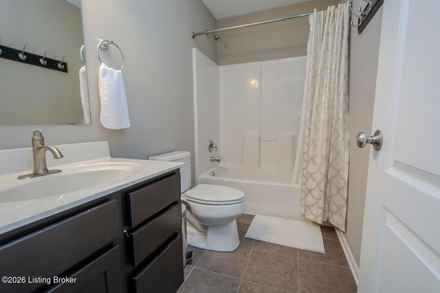 12521 Deer Lake Ln, Louisville, KY 40299