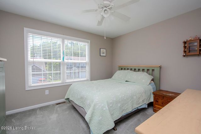 12521 Deer Lake Ln, Louisville, KY 40299