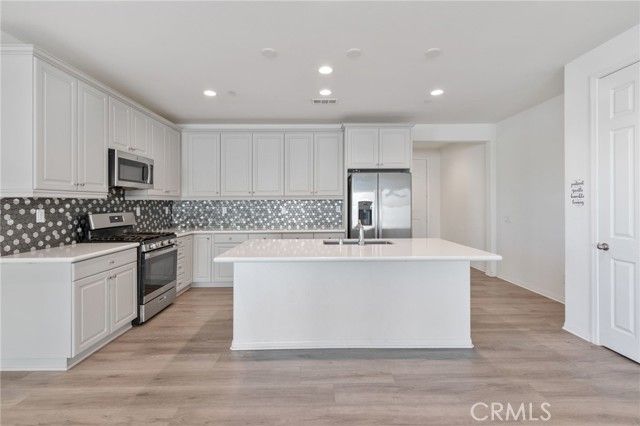 6135 W Avenue J9, Lancaster, CA 93536